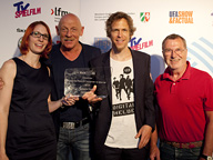 Die klicksafe-Preisträger der Kategorie Projekte mit Preispate Joe Bausch (2. v.l.); Foto: Grimme-Institut/Jens Becker