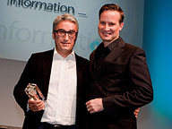 Preisträger Ekrem &#350;enol mit Laudator Richard Gutjahr; Foto: Jens Becker/lensemann.de