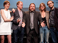 Das Team von "berlinfolgen" mit Preispate Armin Rohde (m.); Foto: Jens Becker/lensemann.de