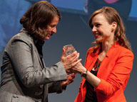 Michaela Melián erhält den Preis von Laudatorin Nadja Becker (r.); Foto: Jens Becker/lensemann.de