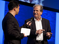 Uwe Kammann (r) mit Moderator Markus Kavka. Foto: Grimme-Institut/Jens Becker