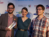 Thomas Bigliel (l) und Markus Koller (r) von "Politnetz" mit Laudatorin Carolin Kebekus. Foto: Grimme-Institut/Jens Becker