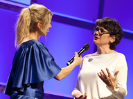 Die Moderatorin des Abends, Anja Backhaus, mit der Direktorin des Grimme-Instituts, Frauke Gerlach. Foto: Grimme-Institut/Jens Becker