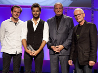 Das Team von "Jung & Naiv" mit Laudator Jörg Thadeusz. Foto: Grimme-Institut/Jens Becker