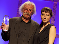Preisträger Norbert Molitor mit Preispatin Nina Sonnenberg. Foto: Grimme-Institut/Jens Becker