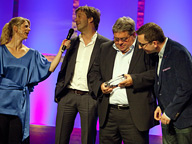 Das Team von "Pop auf'm Dorf" mit Preispatin Gesine Cukrowski. Foto: Grimme-Institut/Jens Becker